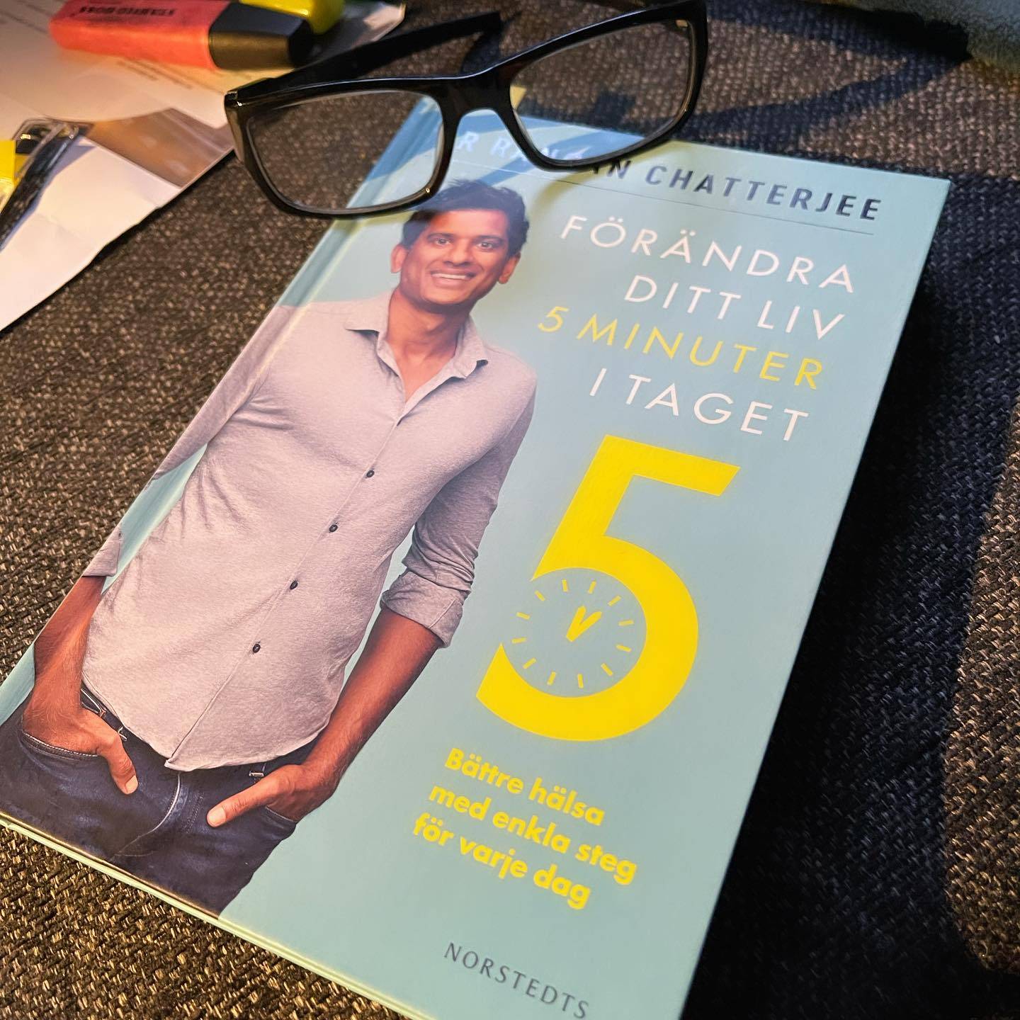 Läser denna bok just nu och den passar bra till vår måvemberutmaning då det handlar om små vanor varje dag som är lätta att göra, vilket kan skapa större hälsovinster en vad man kan tro.
Det går i linje med det jag tidigare har poängterat att det är bättre att göra något en ingenting alls. Lev O må 🤩✌️
➖➖➖➖➖➖➖➖➖➖➖➖➖➖➖
#dowhatyoulovelovewhatyoudo #time2smile #massagetherapy #facialfitness #tid #ptstudionswedenab #hjärnanärstjärnan #liveandlearn #read2learn #fitnessbyptstudion #makesyousmile #thinklikeapt #painfree4life #healtheworld #medicalmassagetherapist #PT #trainsmarter #facialmassage #fascia #makeabetterlife #liveandlearn #liveandfeel #förändradittliv5minuteritaget #måvemberutmaningen2023 ➖➖➖➖➖➖➖➖➖➖➖➖➖➖➖